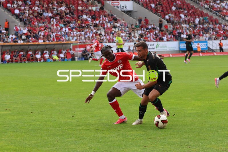 Kevin Stöger (#7; Borussia Mönchengladbach) im Zweikampf gegen Rot-Weiss Essen