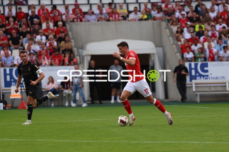 Zweikampf: Spieler (#17) gegen Kevin Stöger (#7; Borussia Mönchengladbach) in Essen