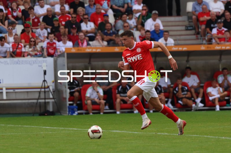 Rot-Weiss Essen Spieler (#17) mit Ball im Stadion an der Hafenstraße