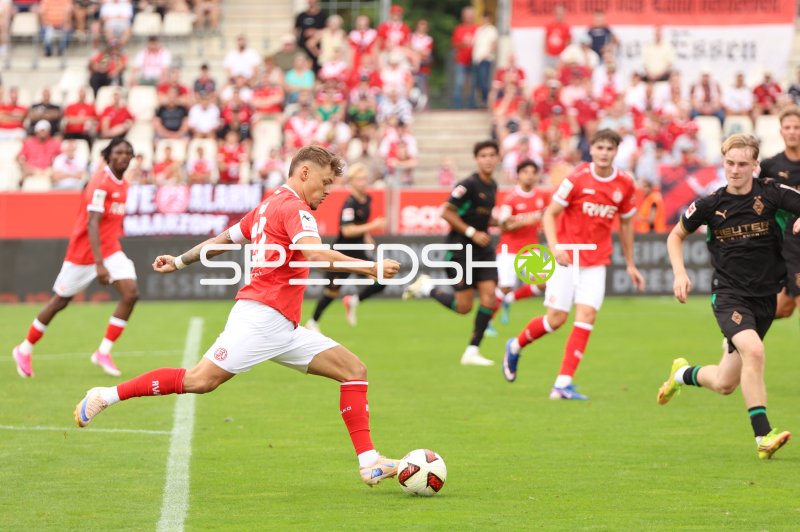 Rot-Weiss Essen Spieler im Schussmoment gegen Borussia Mönchengladbach