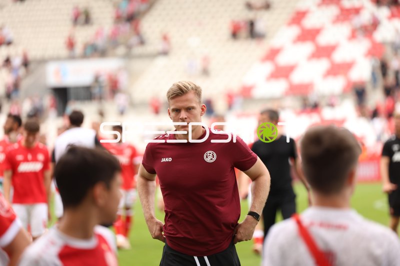 Jakob Golz (Rot-Weiss Essen) konzentriert beim Aufwärmen im Stadion an der Hafenstraße