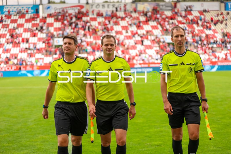 Schiedsrichter-Gespann betritt das Spielfeld im Stadion an der Hafenstraße