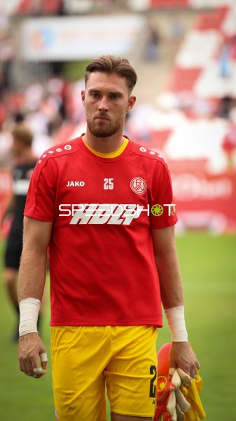 Malte Brüning (#25; Rot-Weiss Essen) auf dem Rasen