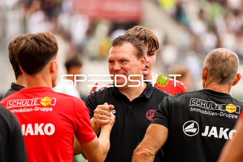 Trainer von Rot-Weiss Essen beim Handshake im Stadion an der Hafenstraße
