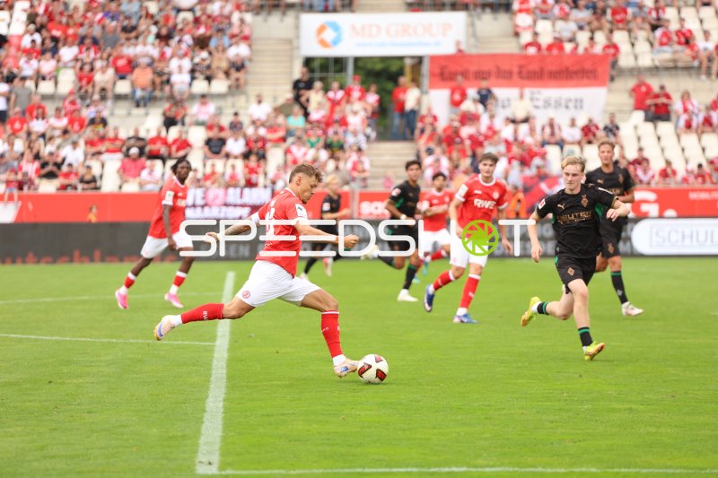Rot-Weiss Essen Spieler im Schussmoment gegen Borussia Mönchengladbach