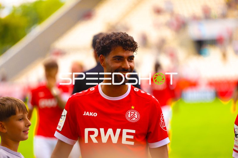 Ekin Celebi (#11; 1.FC Schweinfurt 05) lächelnd beim Einlaufen in Essen