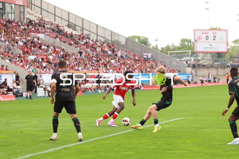 Rot-Weiss Essen Spieler im Dribbling gegen Borussia Mönchengladbach