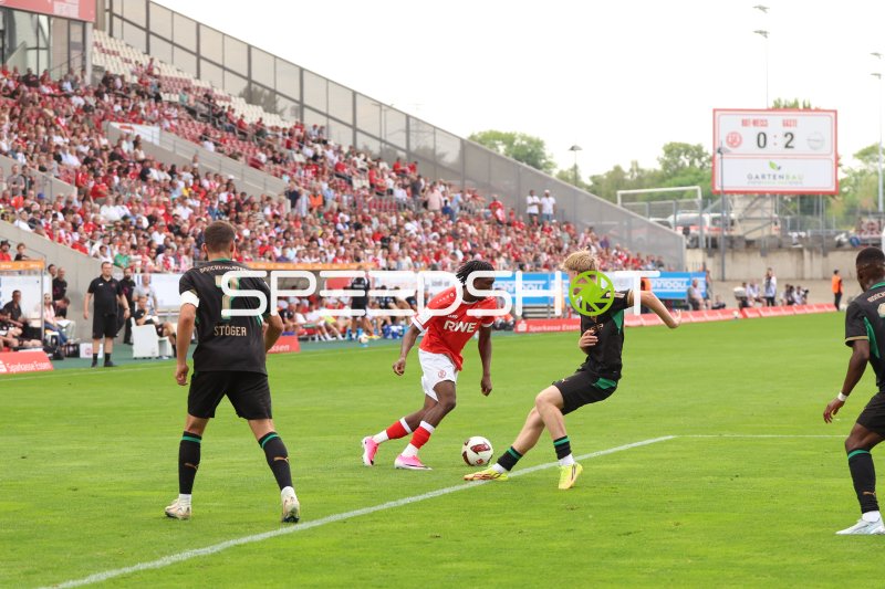 Rot-Weiss Essen Spieler im Zweikampf gegen Mönchengladbach beim Stand 0:2
