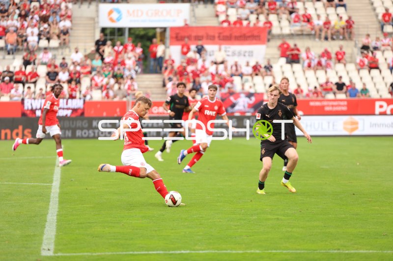 Jannik Hofmann (#43; Rot-Weiss Essen) zieht ab