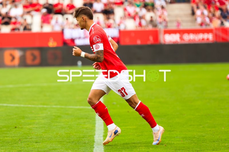 Spieler (#37; Rot Weiss Essen) im Lauf im Stadion an der Hafenstraße