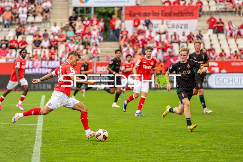 Rot-Weiss Essen Spieler im Schussmoment am Stadion an der Hafenstraße