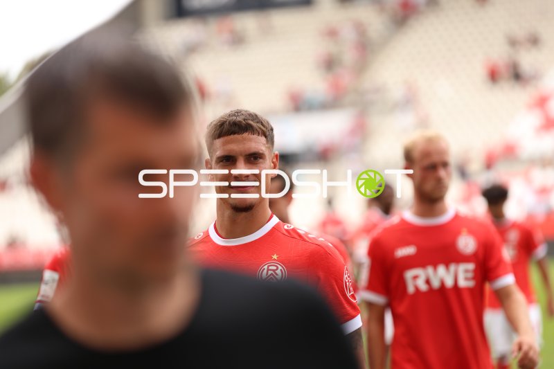 Rot Weiss Essen Spieler beim Einlaufen im Stadion an der Hafenstraße