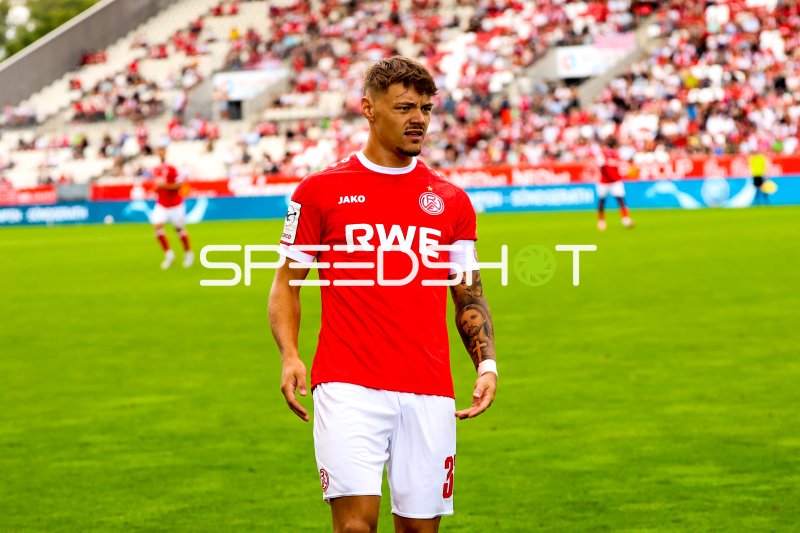 Jannik Hofmann (Rot-Weiss Essen) im Spielgeschehen an der Hafenstraße