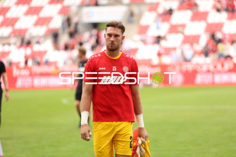 Malte Brüning (#25; Rot-Weiss Essen) auf dem Rasen im Stadion an der Hafenstraße