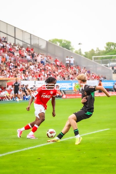 Zweikampf am Ball im Stadion an der Hafenstraße in Essen