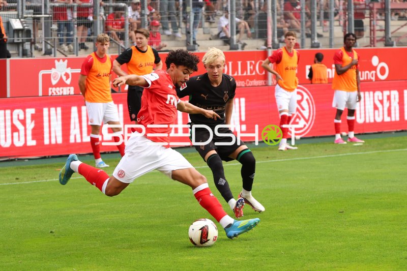 Aiman Dardari im Zweikampf gegen Borussia Mönchengladbach