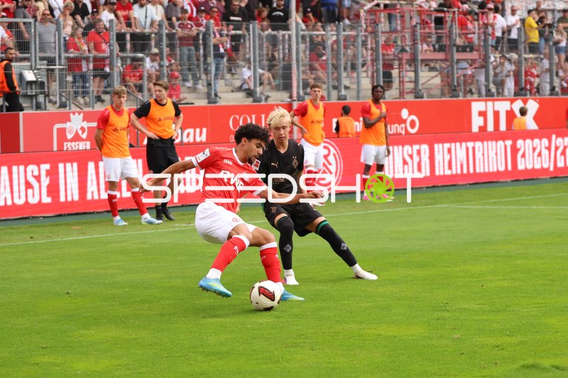 Aiman Dardari im Zweikampf beim Spiel in Essen