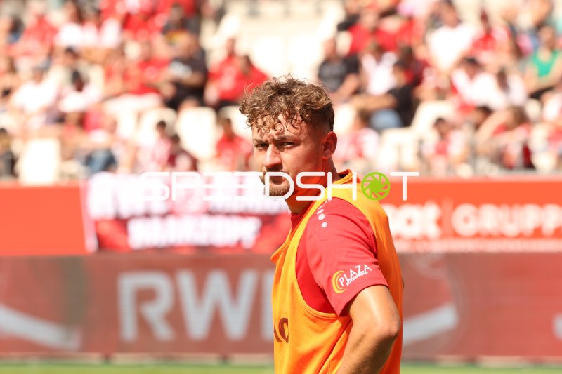Fadih Vasic (Rot-Weiss Essen) beim Aufwärmen im Stadion an der Hafenstraße