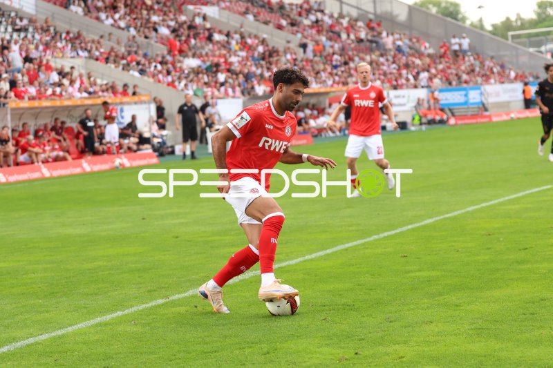 Ekin Celebi (#11; 1.FC Schweinfurt 05) am Ball im Stadion an der Hafenstraße