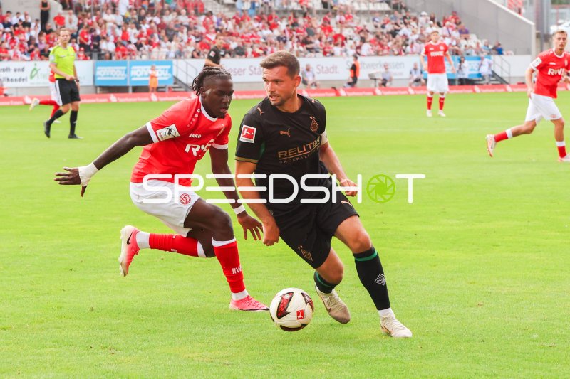 Kevin Stöger (#7; Borussia Mönchengladbach) im Zweikampf gegen Rot-Weiss Essen