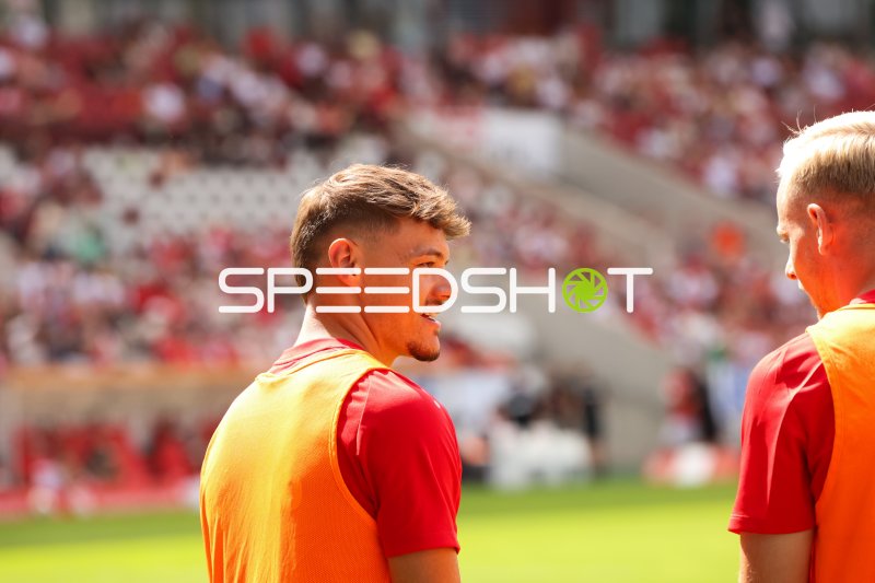 Jannik Hofmann beim Aufwärmen im Stadion an der Hafenstraße