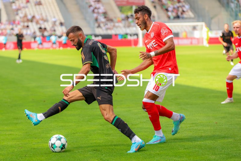 Franck Honorat (#9; Borussia Mönchengladbach) im Zweikampf gegen Rot-Weiss Essen
