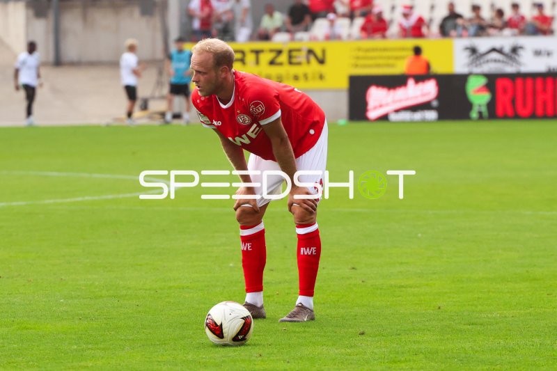 Lucas Brumme (Rot-Weiss Essen) konzentriert am Ball