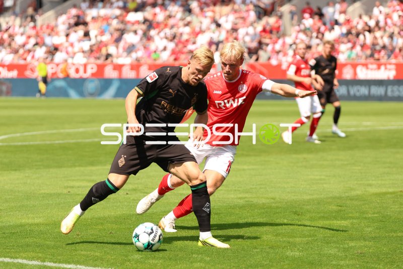 Ben Hüning (Rot-Weiss Essen) im Zweikampf gegen Borussia Mönchengladbach