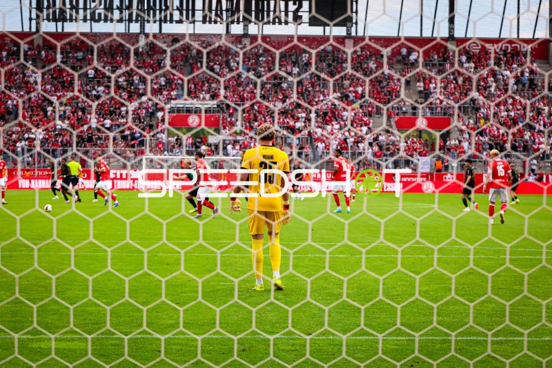 Torwart Wienand (#35) beobachtet das Spielgeschehen im Stadion an der Hafenstraße