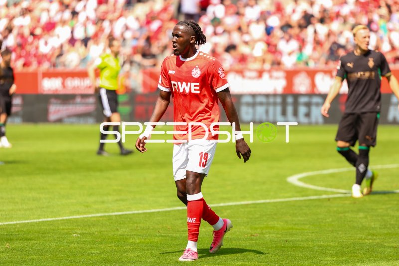 Rot Weiss Essen Spieler (#19) im Spielgeschehen an der Hafenstraße