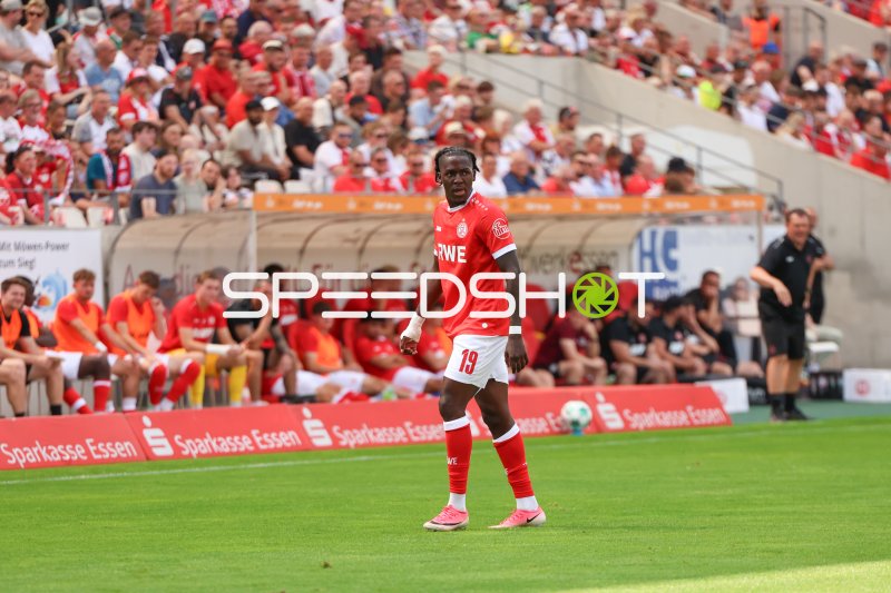 Franci Bouebari (#19; Rot-Weiss Essen) im Fokus am Spielfeldrand