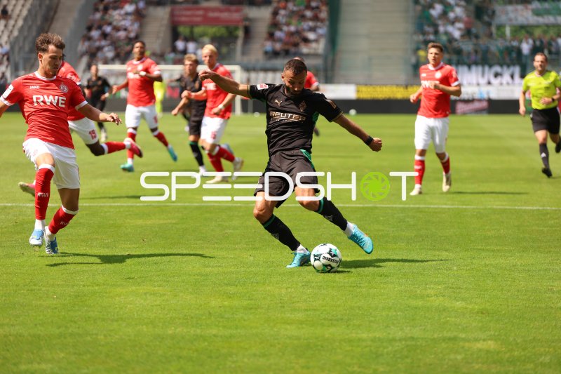 Franck Honorat (#9; Borussia Mönchengladbach) beim Torschuss in Essen