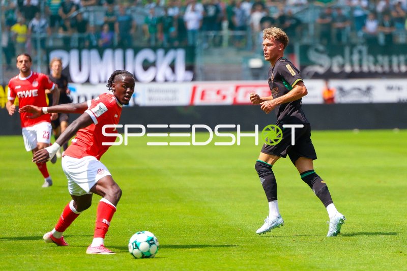 Robin Hack (#25; Borussia Mönchengladbach) im Zweikampf in Essen