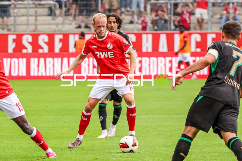Lucas Brumme (Rot-Weiss Essen) im Zweikampf gegen Borussia Mönchengladbach