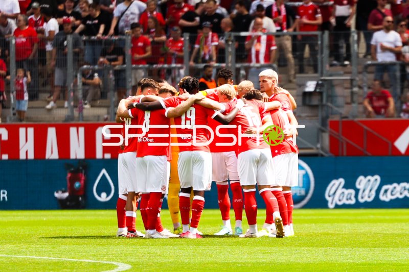 Rot-Weiss Essen Mannschaftskreis vor dem Anpfiff im Stadion an der Hafenstraße