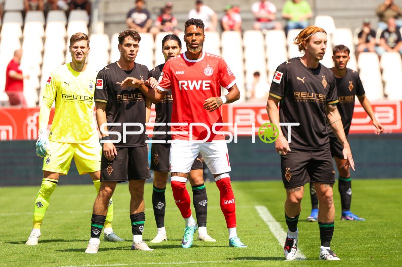 Ruben Reisig (#None; Rot-Weiss Essen) im Zweikampf bei Standardsituation