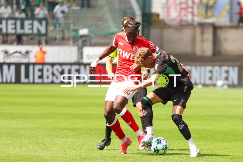 Zweikampf im Stadion an der Hafenstraße – Rot Weiss Essen gegen Borussia Mönchengladbach