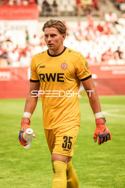 Felix Wienand (#35; Rot-Weiss Essen) läuft über den Rasen
