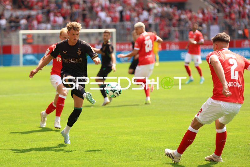 Robin Hack (#25; Borussia Mönchengladbach) im Schussmoment gegen Rot-Weiss Essen