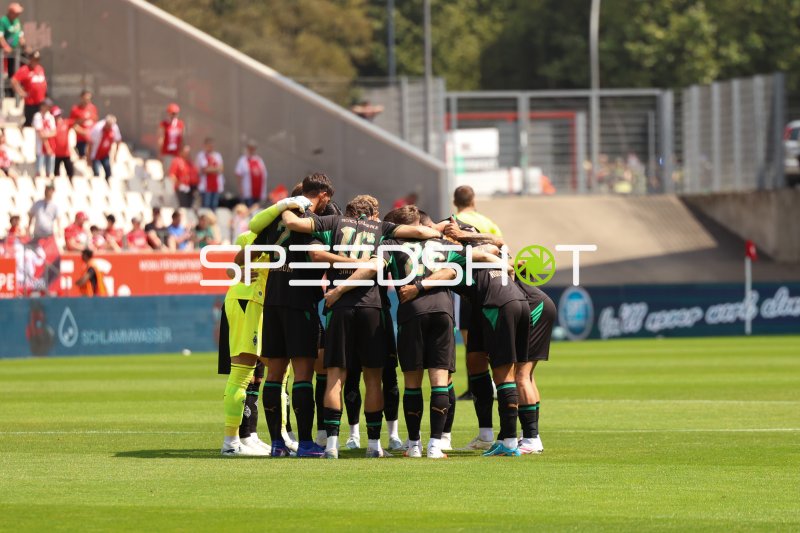 Borussia Mönchengladbach im Mannschaftskreis vor dem Anpfiff in Essen