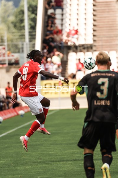 Spieler (#18; Rot-Weiss Essen) beim Kopfball gegen Gegner (#3)