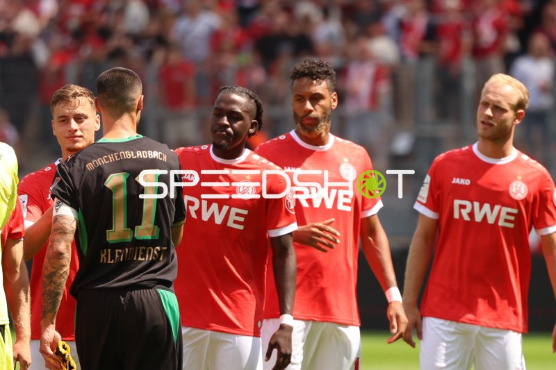 Marvin Obuz, Ruben Reisig und Lucas Brumme vor Spielbeginn im Stadion an der Hafenstraße