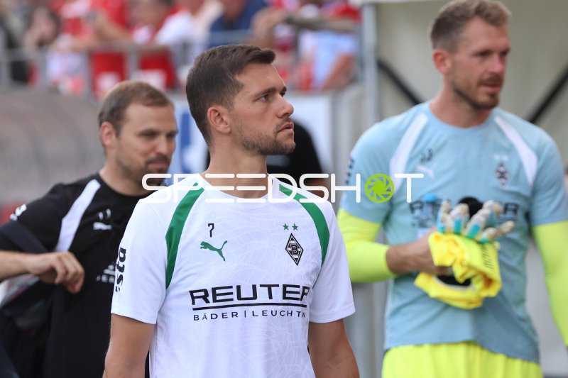 Kevin Stöger (#7; Borussia Mönchengladbach) und Daniel Batz beim Einlaufen