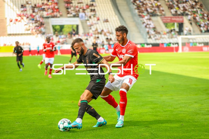 Franck Honorat (#9; Borussia Mönchengladbach) im Zweikampf gegen Rot-Weiss Essen