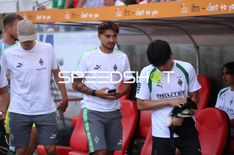 Jens Castrop (#17; Borussia Mönchengladbach) und Teamkollegen vor dem Spiel