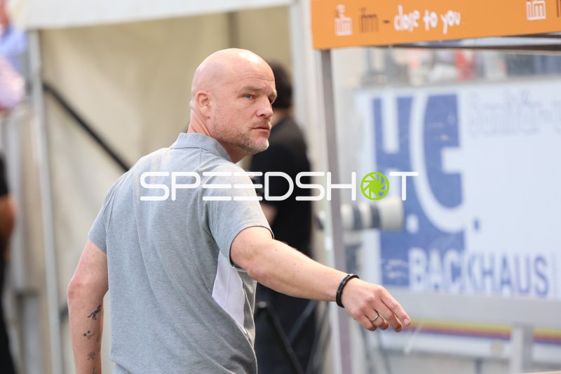 Trainer an der Seitenlinie gibt Anweisungen im Stadion an der Hafenstraße