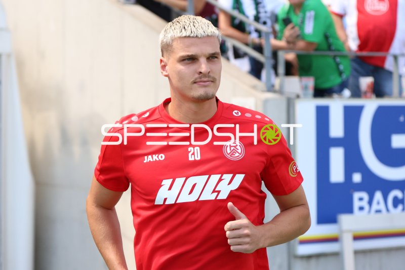 Marek Janssen (#20; Rot-Weiss Essen) läuft ins Stadion ein