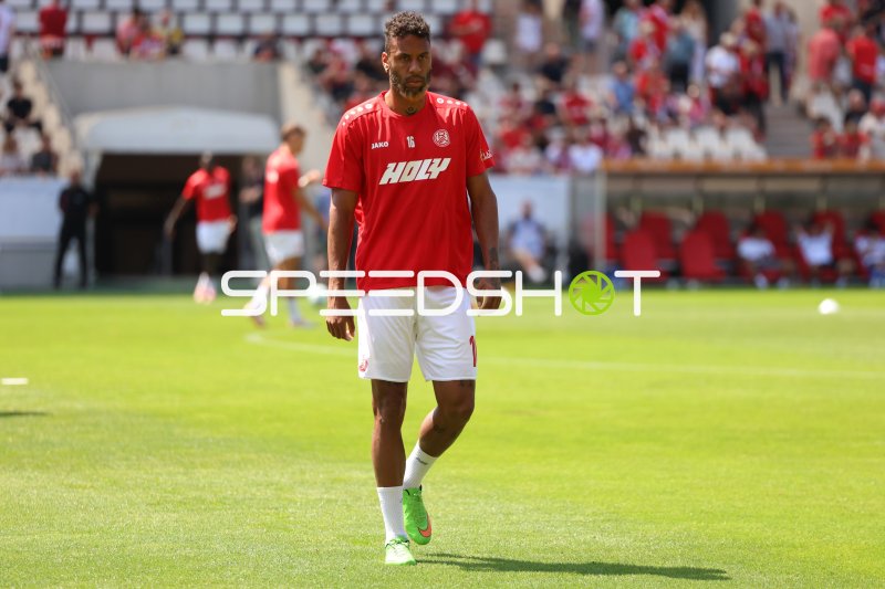 Ruben Reisig (#16; Rot-Weiss Essen) beim Aufwärmen im Stadion an der Hafenstraße