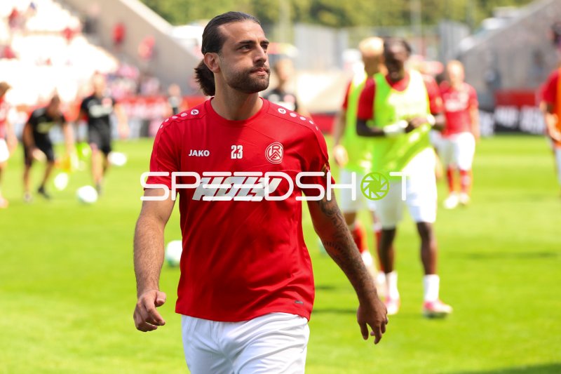 José Enrique Ríos Alonso (#23; Rot-Weiss Essen) beim Aufwärmen im Stadion an der Hafenstraße