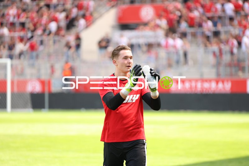 Torwart von Rot-Weiss Essen applaudiert den Fans im Stadion an der Hafenstraße